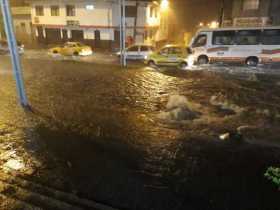 El aguacero de esta noche provocó estas corrientes de agua en la antigua Terminal de Manizales. 