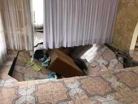Dos lesionados al colapsar el piso de una vivienda
