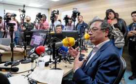 Foto | EFE | LA PATRIA El senador y excandidato presidencial Gustavo Petro habla en la emisora radial La W sobre el polémico vid
