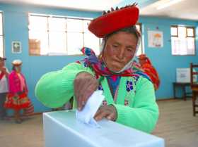 Una mujer vota en un colegio electoral de Cusco (Perú). 