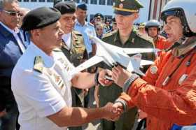 Remigio Ceballos, comandante estratégico operacional de las Fuerzas Militares de Venezuela, recibió a los pilotos rusos. 