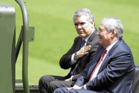 Foto | Colprensa | LA PATRIA  El presidente, Iván Duque, en compañía del ministro de Defensa, Guillermo Botero. A ambos les pare