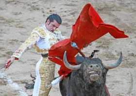 El torero español Emilio de Justo realiza un pase a Aliado, de la ganadería Guachicono. 