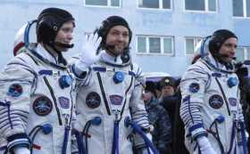 Los astronautas canadiense David Saint-Jacques (dcha), estadounidense Anne McClain (izq) y el cosmonauta ruso Oleg Kononenko (c)