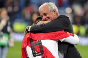 Juan Fernando Quintero, figura de River en la final de la Copa Libertadores, se abraza con Rodolfo D'Onofrio, presidente del Clu
