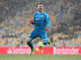 El arquero de Lyon, Anthony Lopes, celebra el empate con el que su equipo clasificó a octavos de final de la Liga de Campeones.