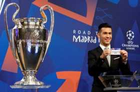 El exfutbolista español y embajador de la UEFA para la Liga de Campeones, Luis García, muestra la papeleta del Real Madrid duran