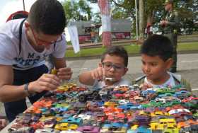 Cambiaron y jugaron con sus carros de colección