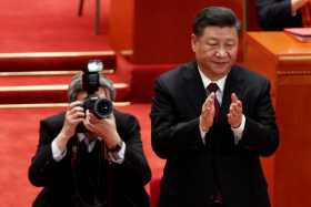 El presidente chino, Xi Jinping, aplaude durante un acto para conmemorar el 40 aniversario de la reforma y apertura de China, el