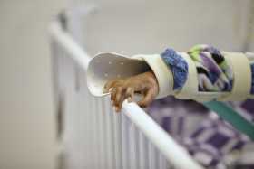 A joven de 15 años la pólvora le voló medio dedo