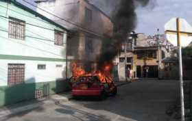 Bomberos controló incendio de vehículo en el barrio Villa Carmenza 