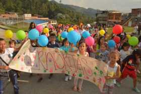 Con un desfile por las calles de San Sebastián se inauguró el Monain en la parroquia del barrio.