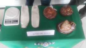 Llevaba droga en la plantilla de los zapatos