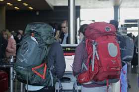 Dos millones de colombianos creen en el agüero de dar la vuelta a la manzana con maleta 