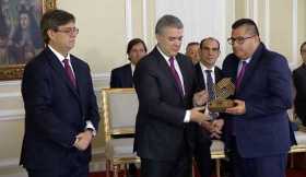 El presidente, Iván Duque, le entrega el reconocimiento al alcalde de Manizales, Octavio Cardona. 