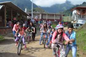 16 niños de la vereda La Cristalina (Neira) estrenaron ayer bicicleta