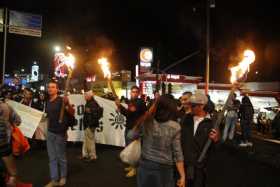 Prendieron antorchas por la educación 