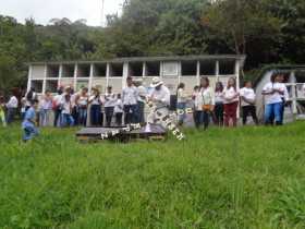 En el cementerio se quemó el ataúd para dejar atrás el dolor causado por la violencia.