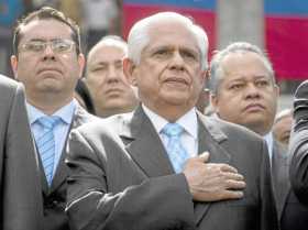 El nuevo presidente del Parlamento venezolano, el opositor Omar Barboza (centro), en la instalación de la nueva junta directiva 