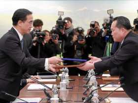 Foto | Efe | LA PATRIA  El ministro de Unificación de Corea del Sur y delegado en jefe, Cho Myoung-gyon (Izquierda) intercambia 