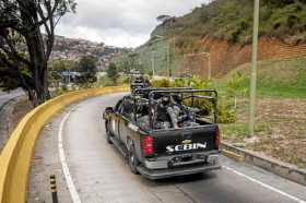 Foto | EFE | LA PATRIA  Agentes de las Fuerzas Armadas Bolivarianas cruzan en una camioneta hacia el lugar donde se realizó una 