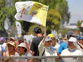 Cientos de personas esperan la llegada del papa Francisco al Santuario Nacional de Maipú en Santiago (Chile).