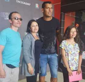 Diego Peralta, nuevo defensa del Once Caldas, junto a unos aficionados que llegaron esta mañana a presenciar el primer día de pr