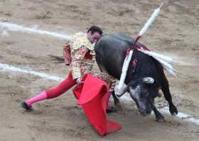 El torero español Enrique Ponce lidia al toro Ebanista de 454 Kg, de la ganadería de Ernesto Gutiérrez. 