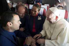 Papa casó a dos miembros de la tripulación en el avión hacia Iquique (Chile)
