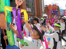 Los niños lucieron trajes de colores durante el desfile. 