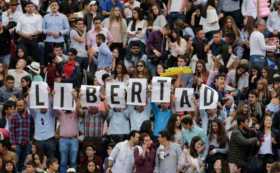 Desde los tendidos se pidió protección a la libertad.
