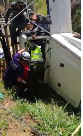 Una camioneta de estacas, de una empresa de cítricos, se devolvió en una pendiente