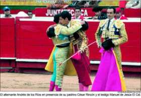 El alternante Andrés de los Ríos en presencia de su padrino César Rincón y el testigo Manuel de Jesús El Cid.