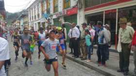 El paso de los punteros por la calle principal. Al fondo, entre el lote, Jeison Sánchez, el 598, el vencedor de la competencia.