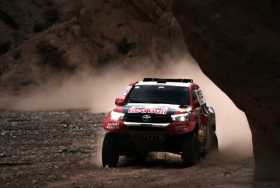 Los pilotos Nasser Al Attiyah (Qatar) y Matthieu Baumel (Francia), de Toyota, ganaron ayer la penúltima etapa del Dakar.