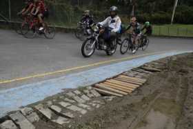 El estado en el que quedó la pista de ciclismo después de la Feria. Con los carros acabaron con los adoquines que permiten el dr