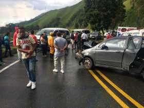 Dos lesionados en choque en Las Margaritas, vía Alto de Letras