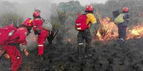 La conflagración afectó al menos mil hectáreas de sabana nativa. Hoy continúan las operaciones. 