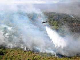 En helicópteros de la FAC intentan sofocar las llamas en La Macarena. 