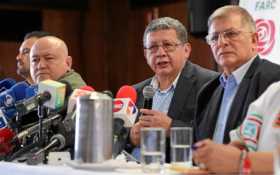 El director del partido FARC, Jorge Torres Victoria (c), alias, Pablo Catatumbo, junto a Carlos Antonio Lozada (i) y Rodrigo Gra