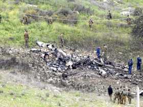 Foto | EFE | LA PATRIA  Soldados israelíes inspeccionan los restos del avión de combate israelí derribado tras un ataque del sis
