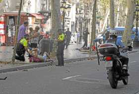 Una furgoneta atropelló a las personas que caminaban por la Rambla de la capital catalana.