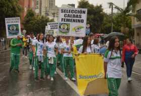 Las selecciones Caldas que representarán a Colombia en varias categorías también hicieron parte del desfile.