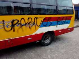 Desconocidos pintaron casas y un vehículo en el oriente de Caldas con logos de bacrim 