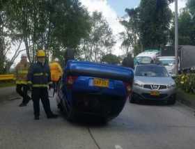 Dos lesionados en volcamiento de vehículo en la Av. Alberto Mendoza