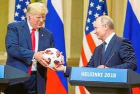 El presidente ruso, Vladimir Putin, tras entregarle un balón a su homólogo estadounidense, Donald Trump, trató de suavizar el ge