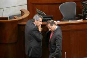Gustavo Petro se unió ayer a la petición de la bancada del Centro Democrático para que Uribe continúe en el legislativo. "Le sol