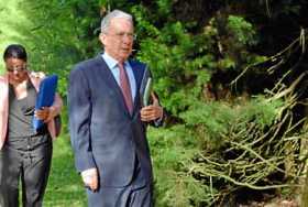 Foto | EFE | LA PATRIA Álvaro Uribe en una extensa rueda de prensa en su residencia en Rionegro (Medellín) acusó a los magistrad