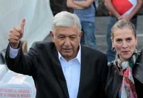 El candidato izquierdista del Movimiento de Regeneración Nacional (MORENA), Ándres Manuel López Obrador, y su esposa Beatriz Gut