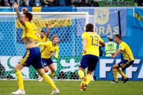 El delantero sueco Emil Forsberg (2-i) celebra tras marcar el 1-0, durante el partido Suecia-Suiza, de octavos de final del Mund
